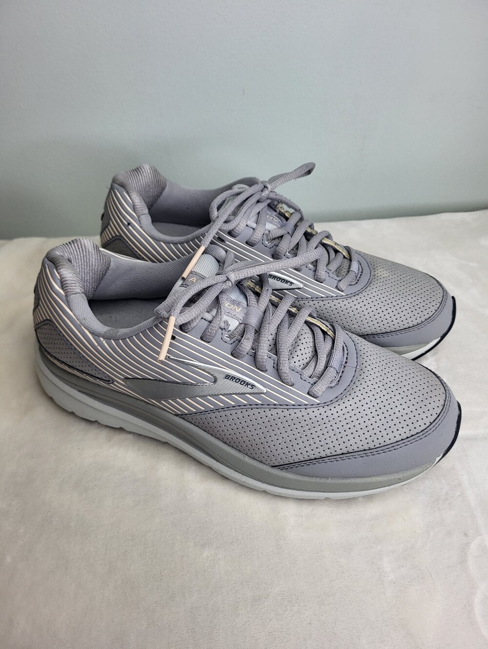 Brooks Women's Gray Cushioned Addiction Walking Shoes. Size 9